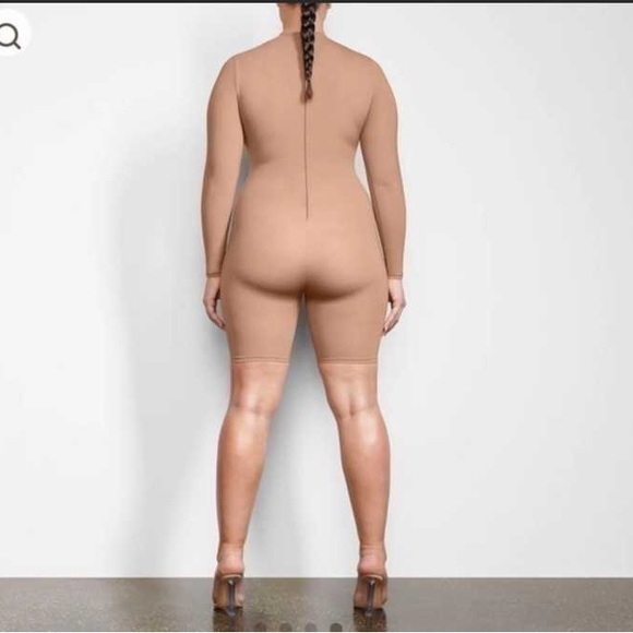 SKIMS ALL IN ONE MOCK NECK ONESIE MID THIGH FIRM - Picture 3 of 6